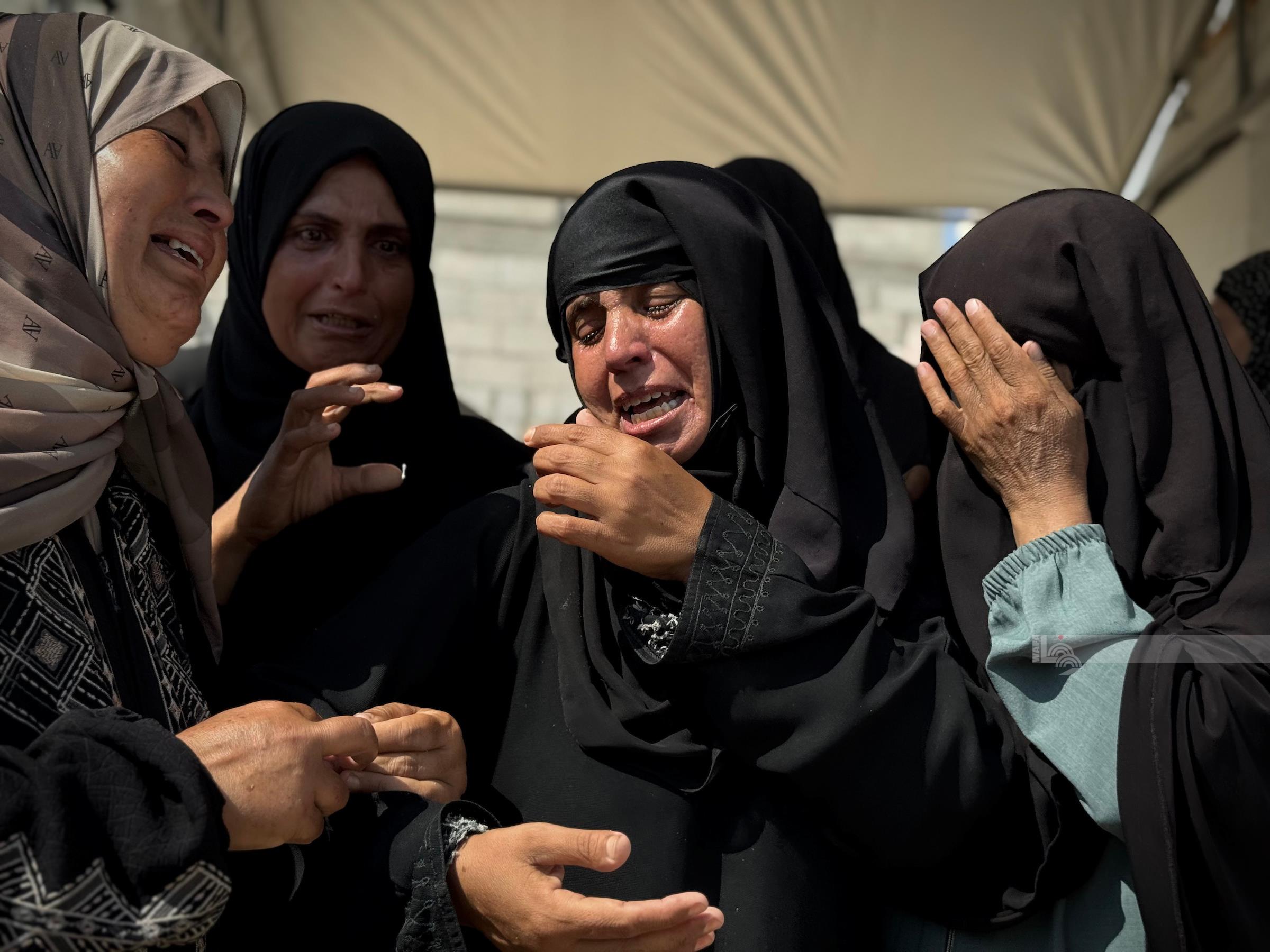 وداع وتشييع عدد من الشهداء في ساحة مجمع ناصر الطبي في خان يونس جنوب قطاع غزة (وفا)